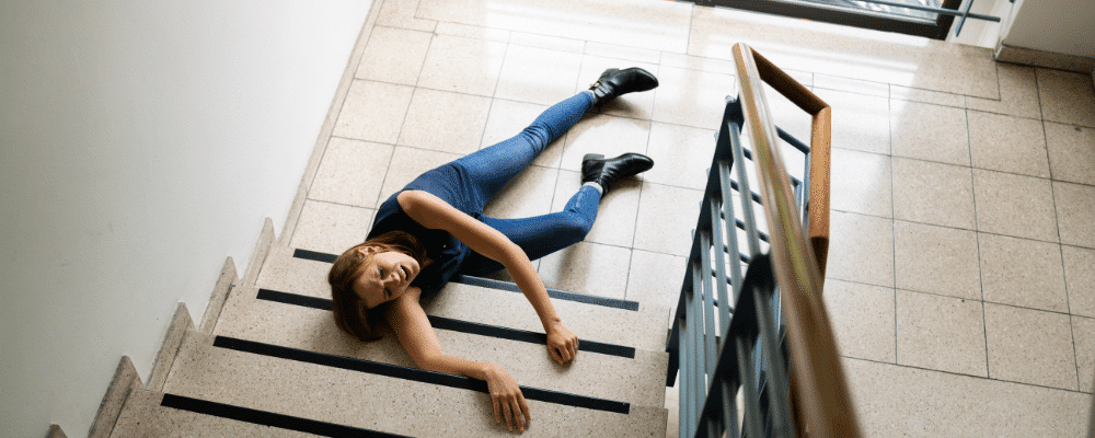 A woman that slipped and fell from the stairs