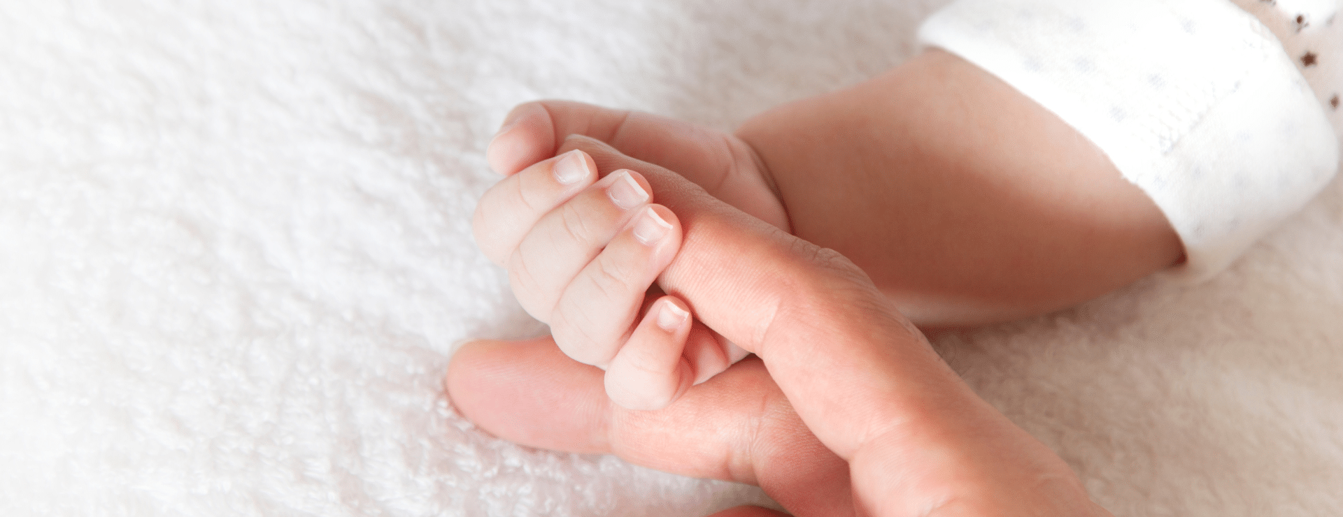 baby holding mom's fingers - personal injury lawyers in st. louis, missouri